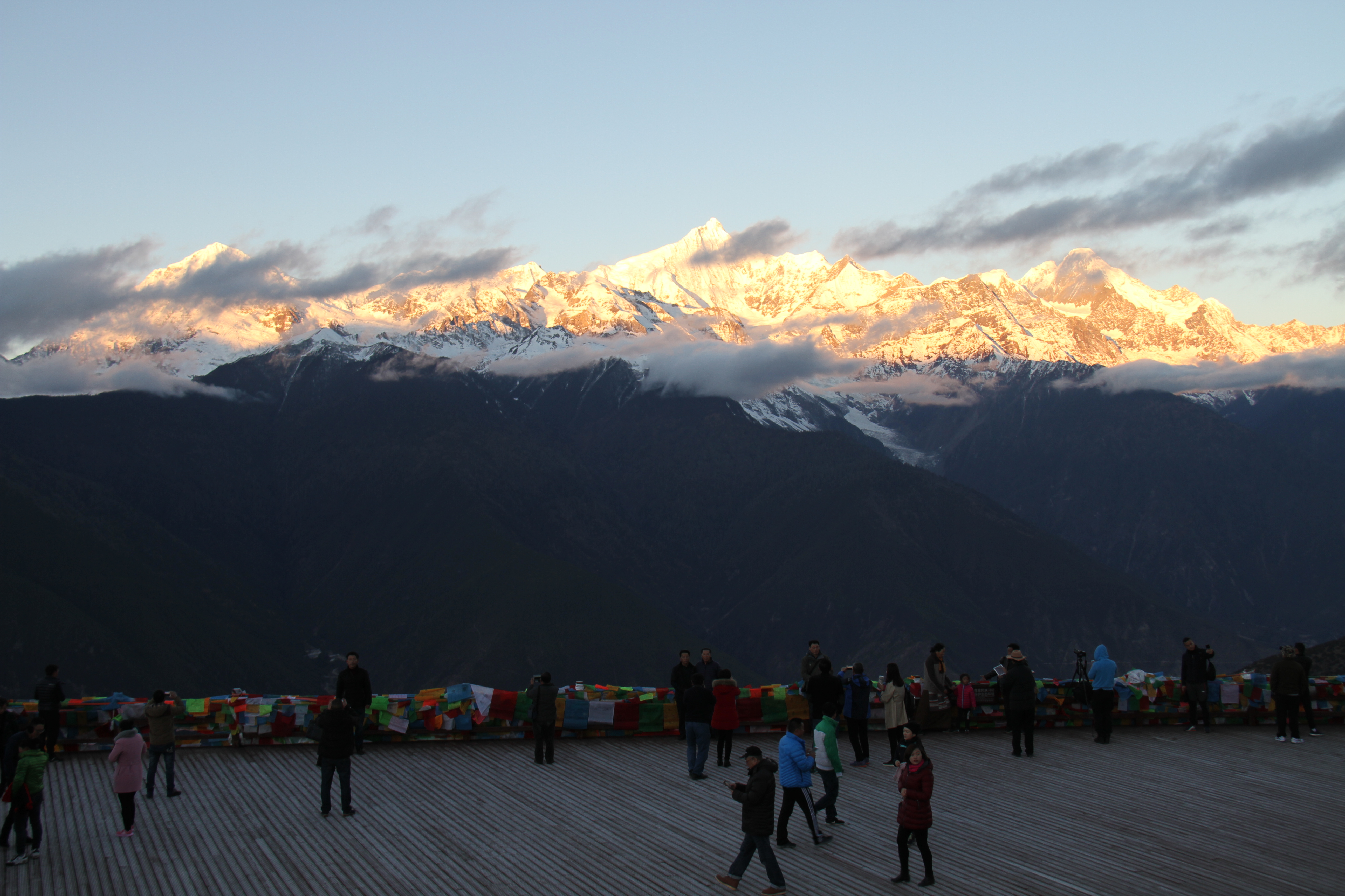 大批游客前往飞来寺观景台一睹卡瓦格博雪山的奇景