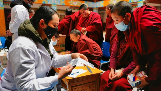 我州开展送教送医送温暖进寺院活动