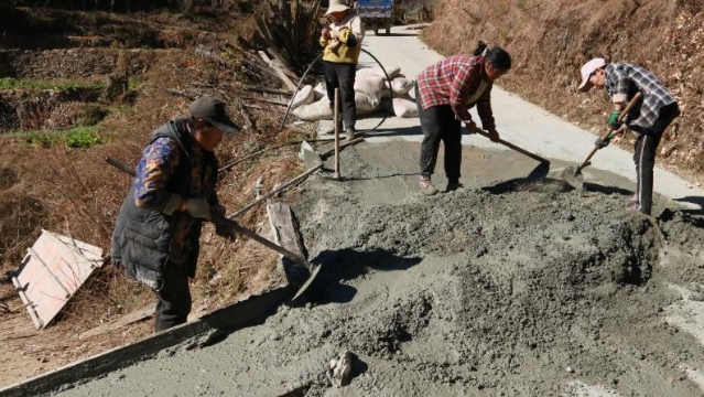 虎跳峡镇群众自发修缮田间路