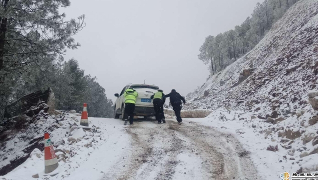 赞！迪庆交警抗冰雪保畅通