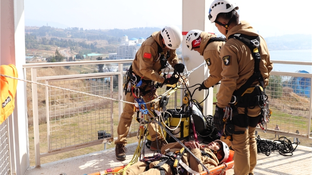 迪庆州消防救援支队参加全省首届山地救援技术交流赛获总成绩第一名