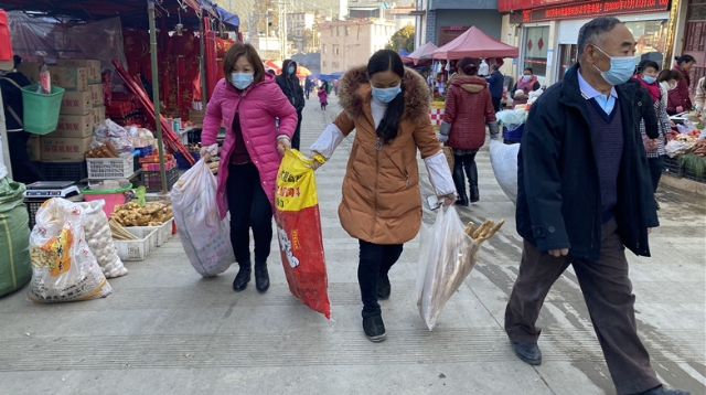 维西街头年味渐浓