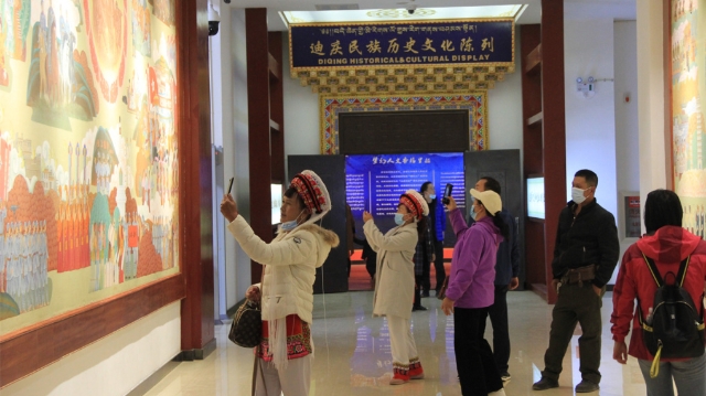 迪庆州博物馆游客络绎不绝