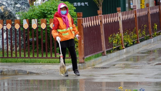 香格里拉市环卫工人雨中清扫街道