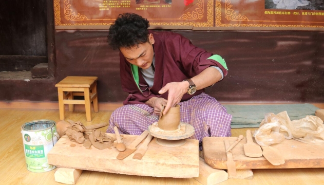 陶艺师正在精心制作尼西土陶