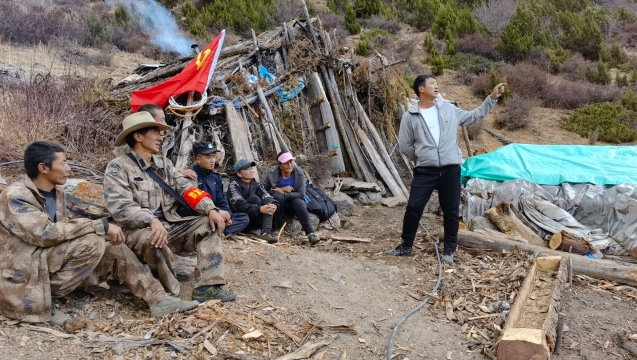 德钦县佛山乡巴美村平安边界建设虫草山现场管控工作