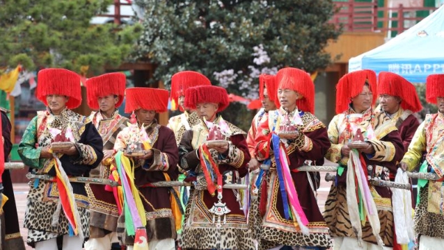 德钦县第六届神山祭祀活动在飞来寺观景台举行