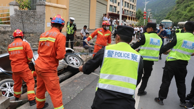 香格里拉经济开发区发生车祸，4人被困…