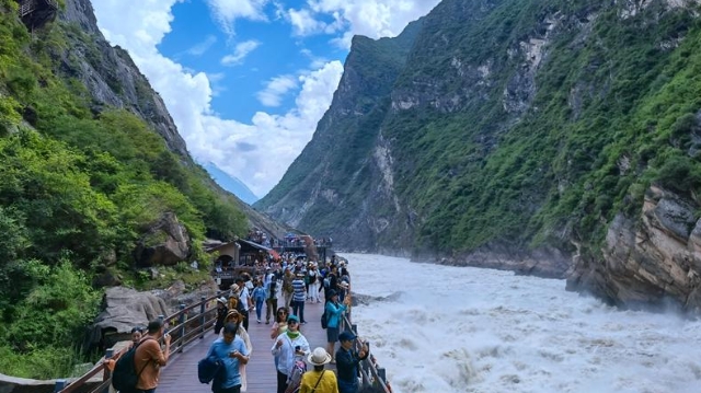 香格里拉虎跳峡迎来旅游小高峰