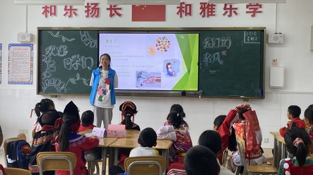 “轻风计划”大学生志愿者到维西县进行志愿服务