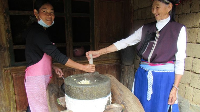 塔城镇启别村哈达村民在自家豆花作坊磨豆腐