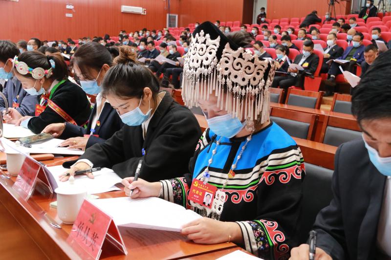 党代表认真聆听报告