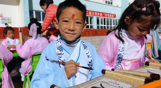 迪庆州幼儿园 “开笔典礼”仪式感十足