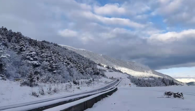 过往白马雪山的驾驶员，请携带防滑链