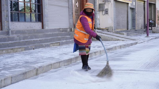 降雪后，香格里拉环卫工扫雪不停歇