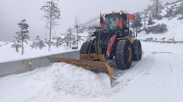 德钦公路分局“浴雪”奋战保畅通