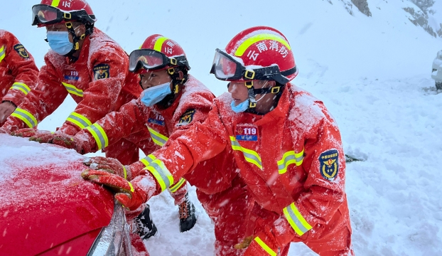 游客又双叒叕被困白马雪山！