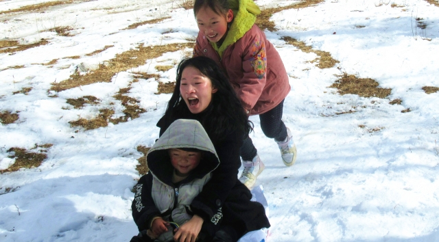 雪后，这里成了孩子们的“滑雪场”