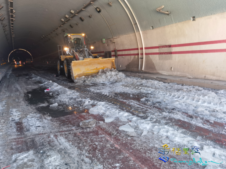 【网络中国节•春节】白马雪山两隧道内结冰严重 德钦公路分局第一时间开展除冰保通工作