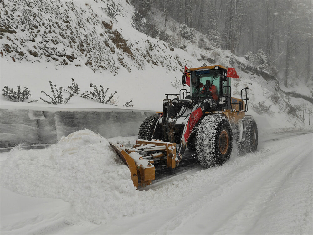 【网络中国节•春节】德钦县白马雪山路段因降雪实行交通管制