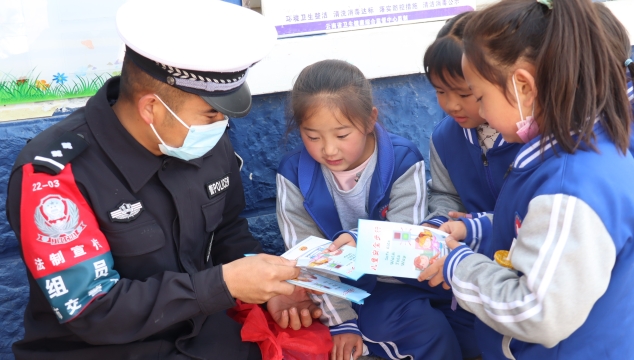 护学民警正在校园内进行安全知识宣传