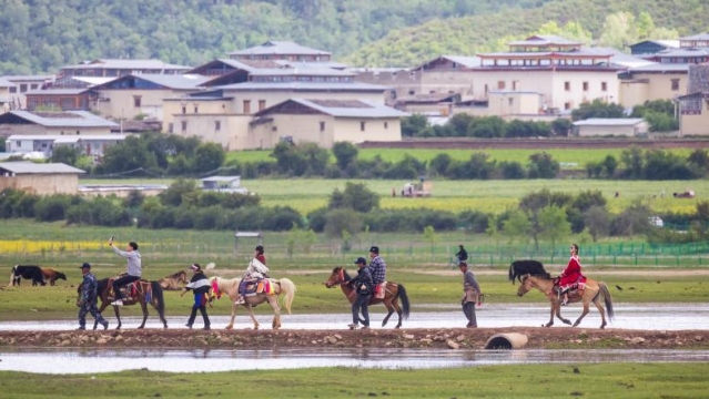 随着跨省游恢复，到我州旅游的游客逐渐增多