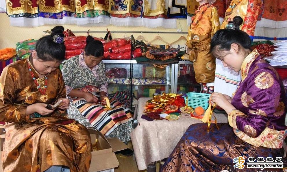 德钦县提美藏族传统手工艺服饰文化传播有限公司为群众脱贫致富提供的就业帮助.JPG