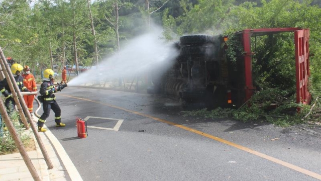 维西县消防救援大队成功处置车辆侧翻事故
