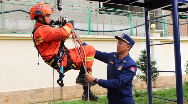 云南省森林消防总队迪庆大队开展半年考核工作