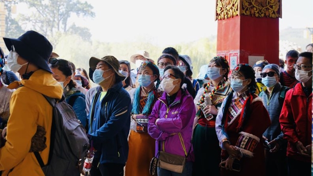 长假第一天松赞林寺景区秩序井然