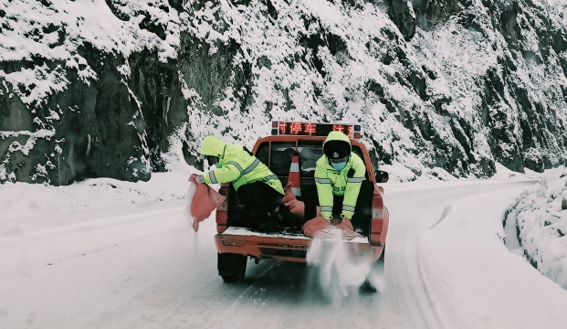 香格里拉市公安局交警大队积极应对冰雪恶劣天气