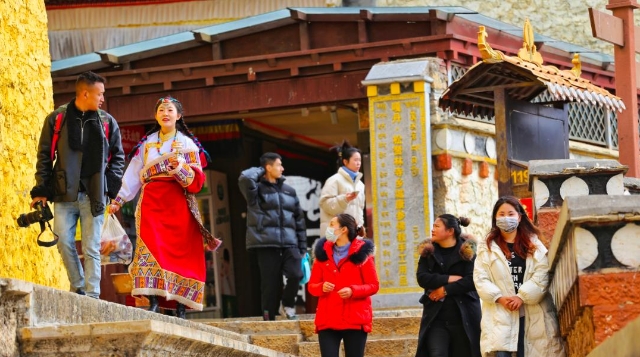 松赞林寺藏历新年喜迎游客