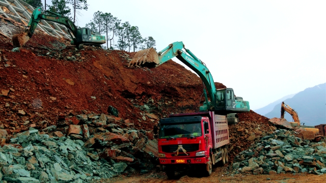 【建设社会主义现代化新迪庆一日一播报】新香维公路复工复产热火朝天