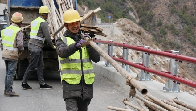 德贡公路提升完善工程建设（德钦断）进入收尾阶段