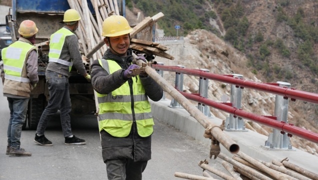 德贡公路提升完善工程建设（德钦断）进入收尾阶段
