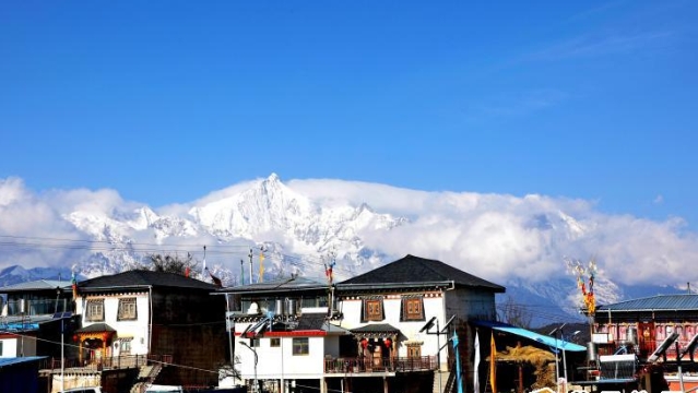 德钦县升平镇雾浓顶小组藏式民居与雪山相映成趣