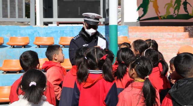 “开学第一课”德钦交警点亮道路交通安全开学季