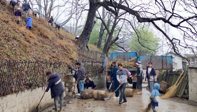 拉嘎洛村民开展春季环境卫生整治提升行动