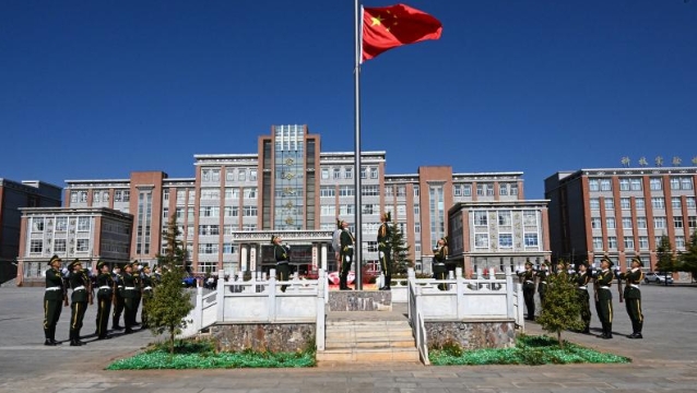 迪庆州民族中学第一届国旗护卫队完成升旗首秀