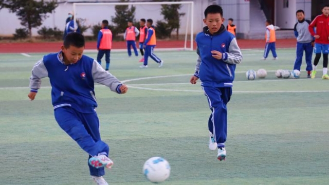 香格里拉市建塘小学足球校队的队员们正在进行晚训