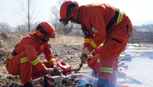 迪庆州森林消防大队维西驻防分队开展水泵灭火作战训练