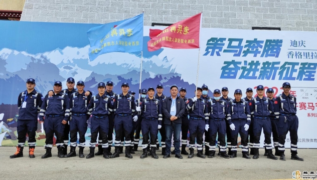 尼西乡退役老兵护航香格里拉端午赛马节