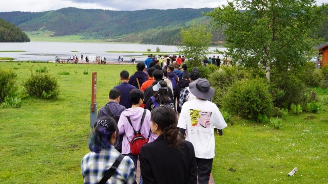 普达措国家公园暑期旅游持续升温