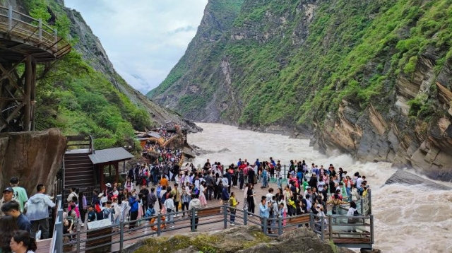 【有一种叫云南的生活】虎跳峡景区暑期游客数量持续增长