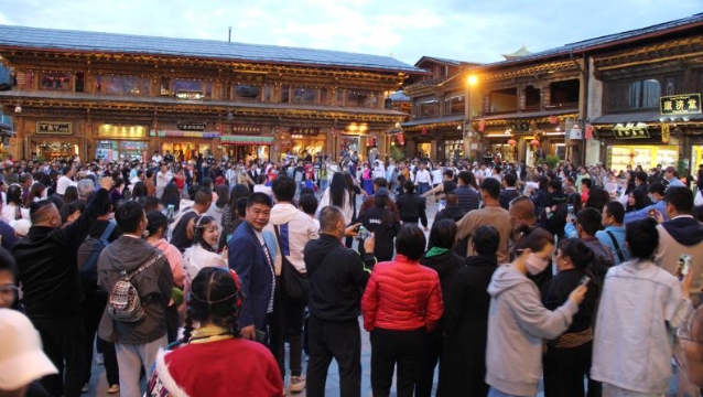 独克宗古城暑期旅游火爆