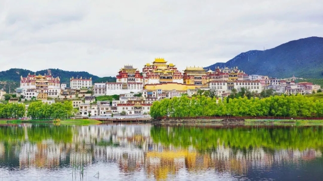 想和您在松赞林景区合影
