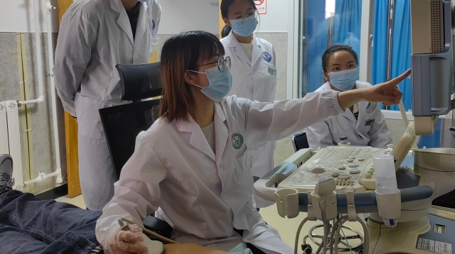 上海超声科专家计婕以操作示教的方式教授维西县人民医院超声科医务人员