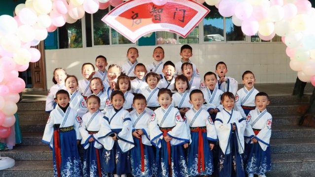 迪庆州幼儿园举行“开笔礼”
