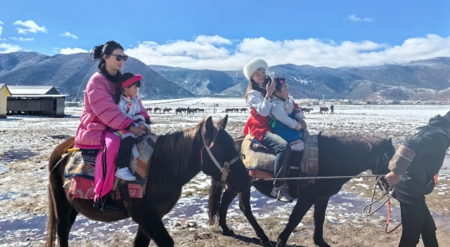 雪后纳帕海风景如画