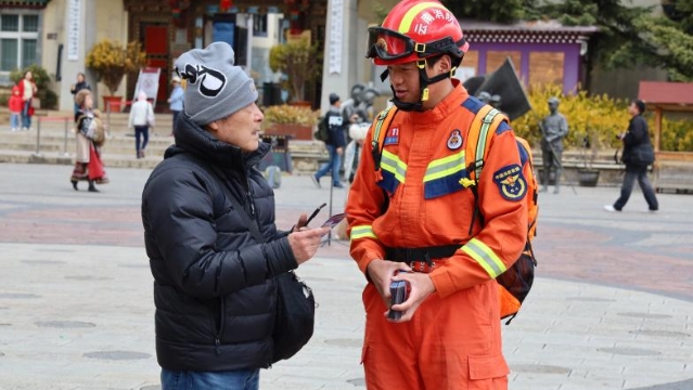 迪庆州消防救援支队开展“平安清明”主题宣传活动